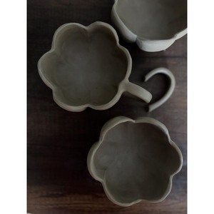 Tasse en céramique faite à la main de qualité assurée, forme de fleur, style Wabi-Sabi, finition mate, pour le thé de l'après-midi - Product Image 2
