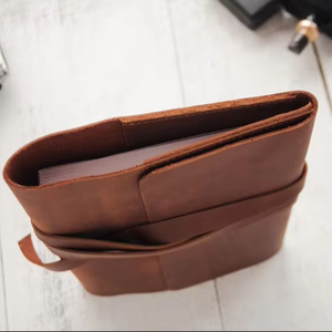 Fabricant de couvertures de livres en cuir véritable faites à la main de luxe avec logo personnalisé, vente en gros de pochettes pour carnets, sacs à livres rechargeables LBC-0025 - Product Image 1