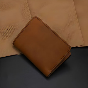 Portefeuilles verticaux en cuir marron pour hommes, avec fermeture éclair centrale, compartiments pour pièces de monnaie, compartiment pour billets, coutures simples et soignées, article professionnel, logo personnalisé - Product Image 1