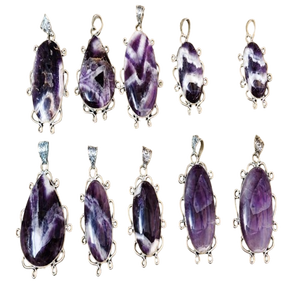 Pendentifs en améthyste et agate, pierres précieuses sculptées avec gravure 'Avec amour', vente en gros - Product Image 3