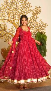 Ensemble indien pakistanais en georgette rouge avec imprimé Butti doré et bordure en dentelle, robe et chemisier pour fêtes et mariages - Product Image 4