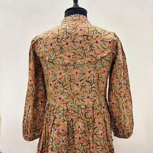 Chemisier en coton 100% écologique imprimé à la main motif floral, col en V, manches 3/4, ourlet à volants en dentelle fait main, lavable, silhouette taille naturelle - Product Image 4