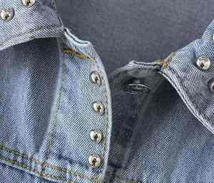 Veste en jean OEM bleu clair pour femme, coupe régulière, décontractée, avec rivets décoratifs et boutons sur le devant, effet délavé - Product Image 4