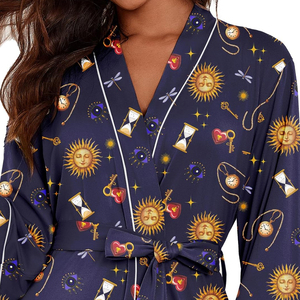 Robe kimono en soie bleu foncé imprimée pour femme, col en V, motif soleil et horloge, longueur mi-longue, vêtement de nuit - Product Image 4