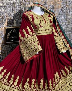 Elegante modelo del sur de Asia posando en un rico vestido Anarkali de seda rojo carmesí con extensas aplicaciones de Zari dorado mate. - Product Image 3