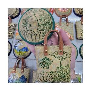 Porte-clés souvenir vietnamien fait main en herbe de jonc naturelle pour la décoration de sacs et les cadeaux, Vietnam - Product Image 4