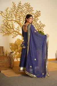 Ensemble prêt-à-porter Anarkali en faux georgette avec dentelle Gota Patti imprimée numériquement, orné de Latkan fantaisie, comprenant un haut, un pantalon et une dupatta. - Product Image 2