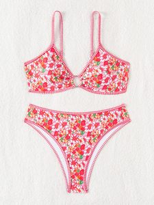 Bikinis florales rosas listos para exportar con ribetes de guinga blanca. Suministro de pedidos al por mayor personalizados y con MOQs bajos para minoristas globales. - Product Image 5