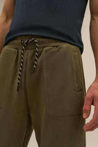 Pantalon de jogging personnalisé, production en gros, tissu molletonné en coton 280-340 GSM, matière respirante, taille élastique avec cordon de serrage, cheville côtelée. - Product Image 6