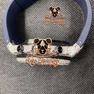 Reloj de caucho contemporáneo con correa de caucho cómoda, índices en relieve en la esfera y diseño de caja moderno - Product Image 4
