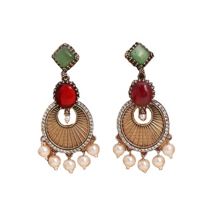 Boucles d'oreilles clous en acier inoxydable plaqué or 18 carats avec zircon, serti clos, design géométrique, style vintage bohème ethnique pour femme - Product Image 3