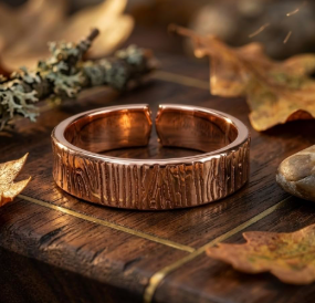 Anillo de Dedo de Cobre con Diseño de Corteza Tallada, Acabado Pulido, Accesorio Terapéutico y Minimalista, Creación Artesanal - Product Image 3