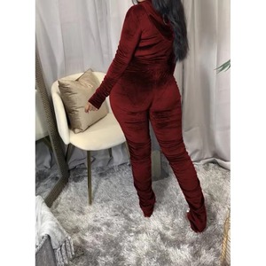 Ensemble de shorts 2 pièces pour femmes en velours rouge sportif, spandex/nylon, coupe régulière, couleur unie, sans manches, longueur courte, tenue de club sexy pour l'hiver - Product Image 3