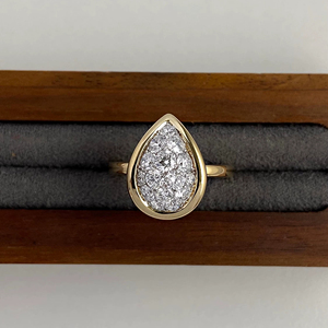 แหวนเพชรทรงลูกแพร์ 1.05 กะรัต สไตล์มินิมอล ทองคำขาว 14K ประดับขอบแบบ Bezel แหวนหมั้นเรียบง่าย ของขวัญเครื่องประดับเจ้าสาวสำหรับผู้หญิง - Product Image 1