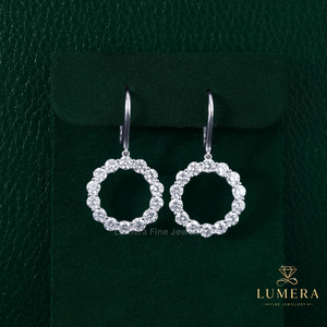 Boucles d'oreilles pendantes rondes en forme d'halo, serties de diamants brillants, avec fermoir à crochet sécurisé - Product Image 1