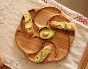 Bandeja redonda de madera con forma de flor, dividida en 6 compartimentos, de madera de acacia, para servir aperitivos, nueces, frutas y charcutería, al por mayor. - Product Image 3