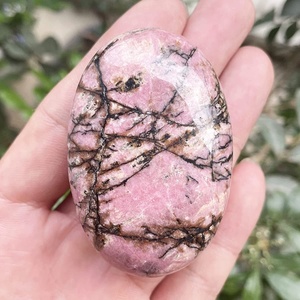 Pierre de méditation en rhodonite naturelle polie, cristal de guérison, pierre anti-stress pour la méditation, le Reiki et l'énergie des chakras, vente en gros - Product Image 1