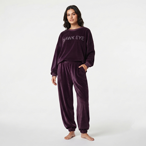 Conjunto Deportivo de Terciopelo Morado para Mujer, Manga Larga, Cuello Redondo, Corte Holgado, Pantalones Deportivos con Bolsillos Laterales, Ropa Casual, Logotipo Personalizado con Pedrería - Product Image 1