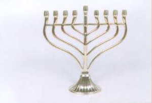 Bougeoir Menorah en laiton, aluminium et acier inoxydable en 3 lumières à 9 lumières utilisé dans la culture juive pour la décoration de la maison - Product Image 4