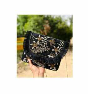 Pochette de luxe en résine pour filles, sac à main tendance avec chaînes de perles, idéal pour mariages, fêtes, cadeaux, fabriqué en Inde - Product Image 3