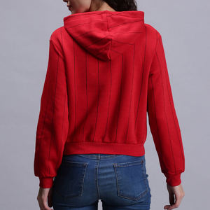 เสื้อสเวตเตอร์ไหมพรมมีฮู้ดสีแดงสำหรับผู้หญิง พร้อมลายปักแบบเรียบง่าย ผ้าฝ้ายสวมใส่สบาย แขนยาว เหมาะสำหรับฤดูหนาว - Product Image 2