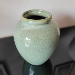 Vase d'appoint en céramique chic avec glaçure mouchetée couleur sauge douce, forme moderne arrondie, idéal pour la décoration élégante des étagères et des tables - Product Image 1