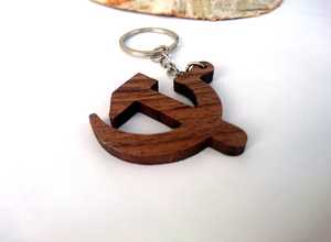 Llavero de Madera con Forma de Hoz y Martillo - Llavero Ecológico Ligero con Diseño Minimalista de Madera de Nogal y Materiales Ecológicos - Product Image 3