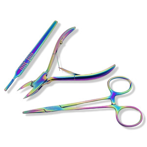 Kit de manucure professionnel 3 pièces Rainbow Finish, ensemble de pinces à cuticules, d'hémostat et de manche de scalpel en acier inoxydable irisé - Product Image 1