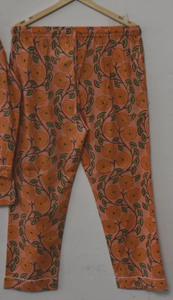 Elegante Conjunto de Pijama de Algodón con Estampado Floral Hecho a Mano, Transpirable, con Patrón de Enredaderas Florales de Melocotón y Caléndula, Ropa de Dormir India para Mujer - Product Image 3