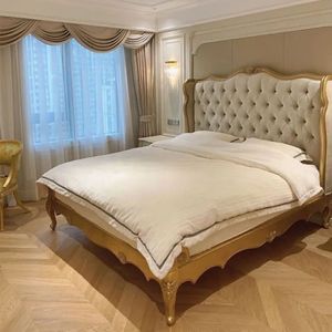 Ensemble de chambre à coucher de luxe classique beige style Beverly Hills, lit capitonné en acajou sculpté, qualité garantie - Product Image 6