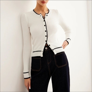 Cardigan unisexe universitaire à col rond, brodé, tricoté, patchwork, à lacets, noir et or, avec logo personnalisé, tendance hiver - Product Image 1