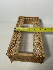 Boîte à mouchoirs décorative finition or avec découpes artistiques, idéale pour événements, fêtes et célébrations, vente en gros depuis l'Inde - Product Image 4