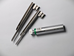 VITRA F.O. Lames de laryngoscope Miller 3 - 4 et poignée |   Laryngoscopes pour adultes en acier inoxydable de qualité médicale |   CERTIFIÉ CE - Product Image 1