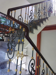 Balustrade et rampe d'escalier en fer forgé artisanal avec un design à motifs détaillés, alliant solidité et esthétique - Product Image 2