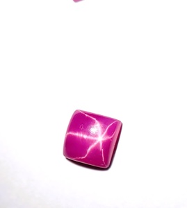 Rubis Étoilé Rouge Carré 6x6 mm 1,5 Carat Créé en Laboratoire Poli Opaque Cabochon avec Effet Étoile à 6 Branches pour la Fabrication de Bijoux - Product Image 1