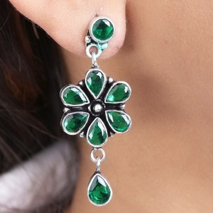 Boucles d'oreilles pendantes florales de créateur avec pierres vertes et bleues – Collection Pierres Colorées |   Fabricant de bijoux en gros |   Exportateur à Fourniture Rapide - Product Image 3