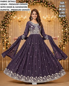 Robe Anarkali traditionnelle brodée Bandhani Orange Rangoli Chinon, longueur ras du sol, protection solaire, séchage rapide, pour mariage et fête - Product Image 4