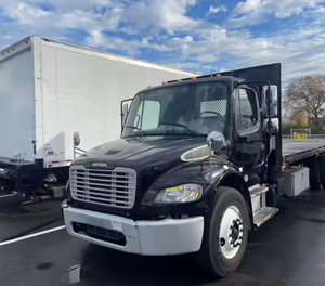 Se Vende Camión de Plataforma Plana For-Freightliners M2 106 de 24 pies, Usado, Año 2015 - Transmisión Automática de 6,9 Velocidades, Puerta Trasera Elevadora, Listo para Exportar a Todo el Mundo - Product Image 1