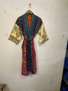 Robe kimono en soie de sari recyclée faite à la main, confortable, patchwork, paréo de plage, peignoir, imprimé floral, pour l'été et le printemps - Product Image 3