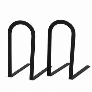 Ensemble d'entretoises à livres modernes en métal noir pour la maison et le bureau, support décoratif pour livres, touche minimaliste aux étagères et à la décoration intérieure - Product Image 1