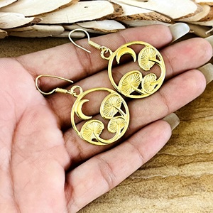 Dernier design Boucles d'oreilles pendantes champignon bohèmes en laiton plaqué or 18 carats pour femme, motif croissant céleste, vente en gros - Product Image 5
