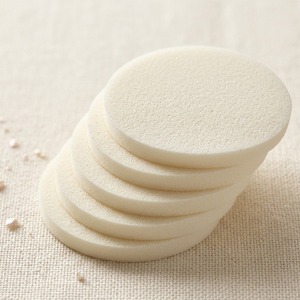[K-ESSENTIALS] Éponge de maquillage ronde 5,3 cm blanche en SBR pour fond de teint liquide, applicateur cosmétique humide/sec - Product Image 1