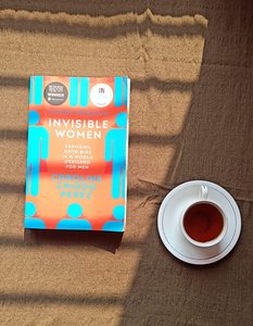 Mujeres invisibles de Caroline Criado Perez, libro en inglés de bolsillo, libro sobre los derechos de la mujer y estudio basado en la investigación - Product Image 3