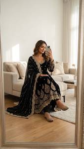 Robe longue noire en faux georgette brodée de sequins avec dupatta, tenue traditionnelle indienne pour femme, idéale pour les fêtes et mariages - Product Image 2