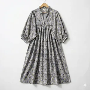 Vestido Midi Premium Gris con Estampado Floral, Cuello en V, Manga Tres Cuartos, Corte Holgado, Algodón, Estilo Casual de Primavera - Product Image 1