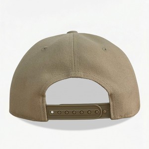 Casquette Snapback à livraison rapide, développée avec un design classique à six panneaux et une visière droite, mettant en valeur un style structuré. - Product Image 5