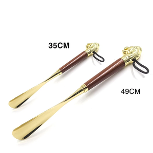 Chausse-pied de luxe en laiton poli avec poignée en bois et tête de lion, long, avec boucle de suspension, aide à l'enfilage des chaussures - Product Image 3