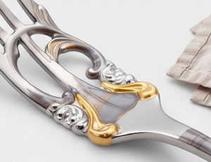 Ensemble de couverts élégants en argent avec accents dorés, 5 pièces (couteau, fourchette, cuillère) pour la vaisselle de mariage - Product Image 2