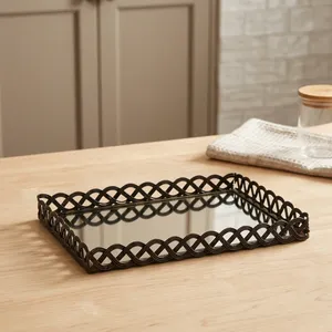 Plateau décoratif rectangulaire en métal au design artisanal, base miroir, motif géométrique moderne tressé horizontal, centre de table - Product Image 1