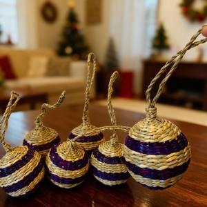 Décoration de Noël artisanale Kingcraftviet en forme de boule en jonc de mer, ornement suspendu en fibre naturelle tressée pour décorations festives de la maison - Product Image 1